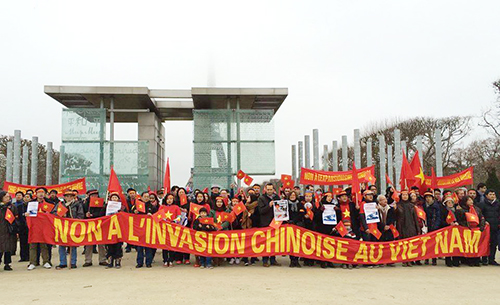 Cộng đồng người Việt cầm băng rôn lớn có dòng chữ "Phản đối Trung Quốc bành trướng" tại Quảng trường Joffre, thủ đô Paris. Ảnh: Collectif