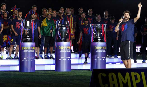 Barca và ba danh hiệu mùa 2014-2015. Ảnh: Reuters