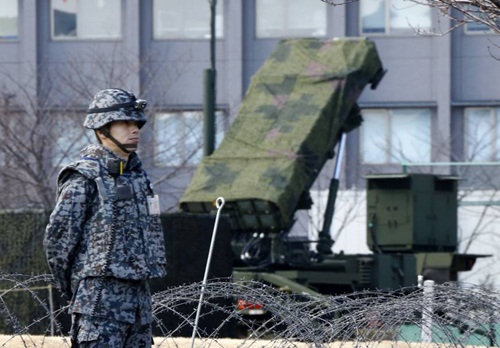 Thành viên lực lượng phòng vệ Nhật hôm 31/1 đứng cạnh đơn vị tên lửa PAC-3 Patriot tại Bộ Quốc phòng ở Tokyo. Ảnh: AP 