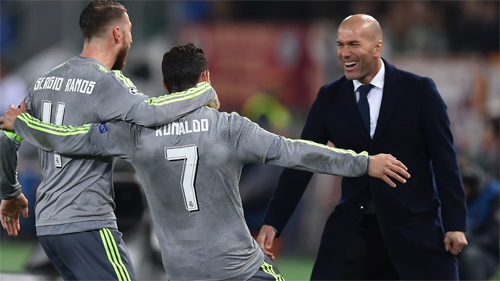 Ronaldo, Ramos chia vui với HLV Zidane sau bàn mở tỷ số. Ảnh: Reuters