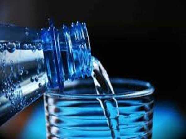 Bị ngộ độc thực phẩm nên ăn gì: uống nước